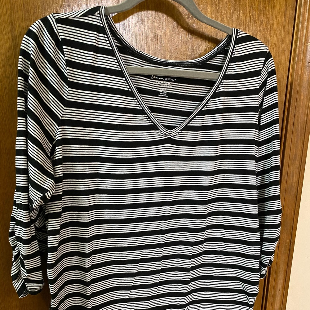3/4 length ruched sleeves, V-neck tee